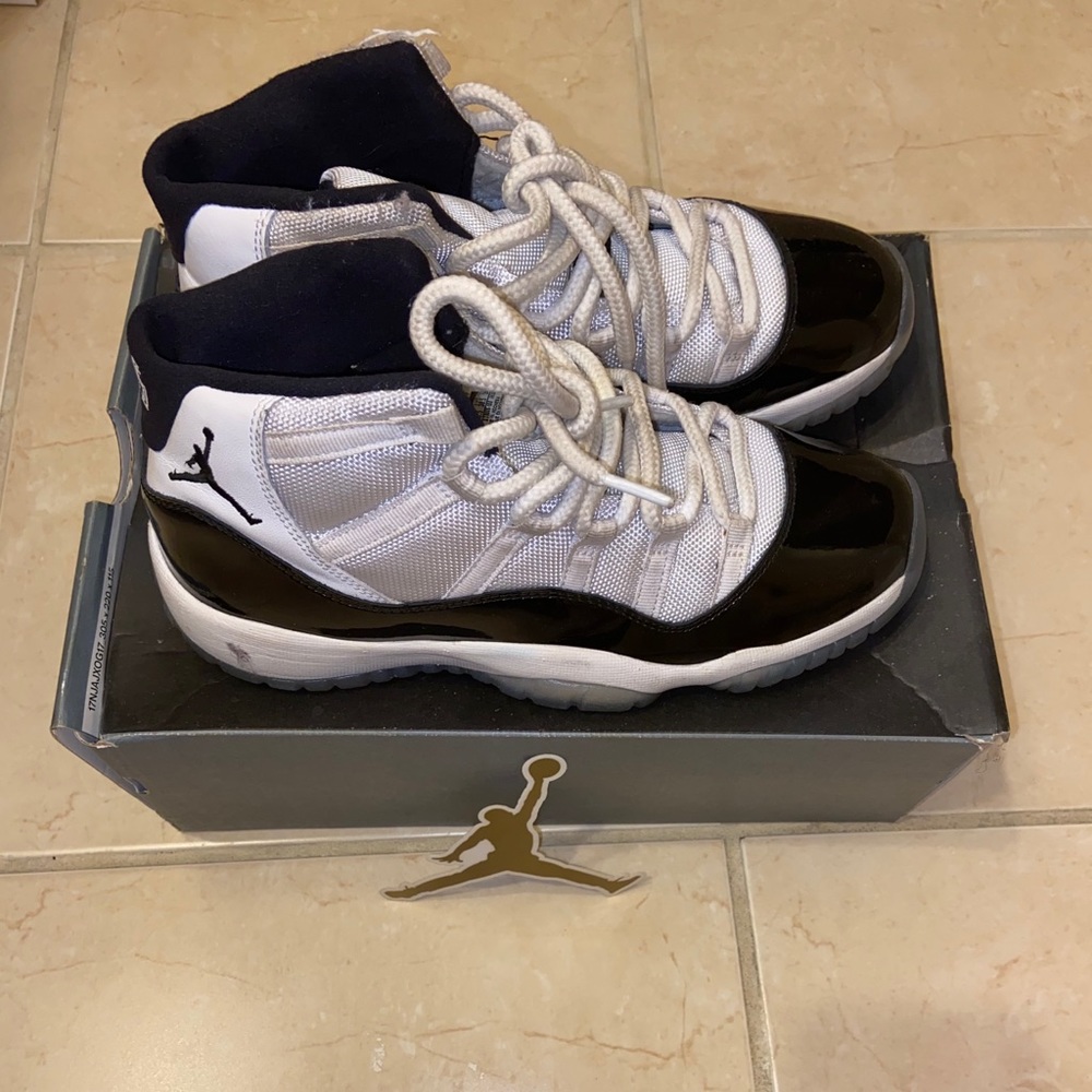 Air Jordan Concord 11 GS Size 6y Or 7.5 women’s
